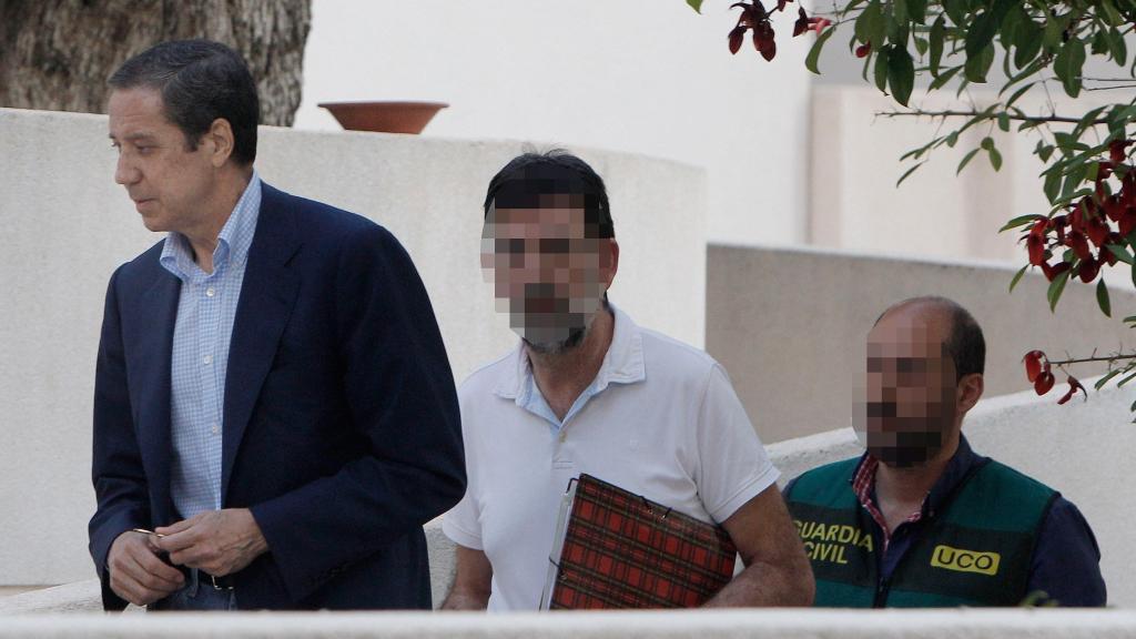 Zaplana (izquierda), a la llegada a su chalé de Benidorm acompañado por agentes de la UCO.