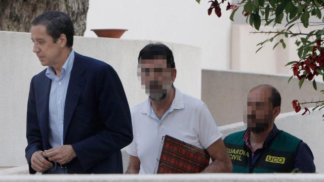 Zaplana (izquierda), a la llegada a su chalé de Benidorm acompañado por agentes de la UCO.