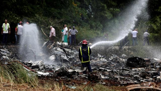 Los bomberos trabajando el pasado viernes en la zona en la que se accidentó el avión.