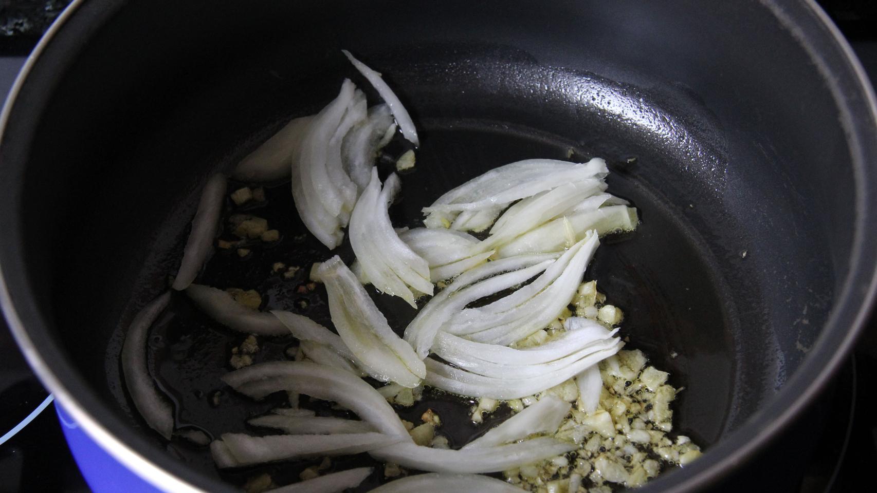 GUISO DE SEPIA CON ALCACHOFAS Y GUISANTES 01