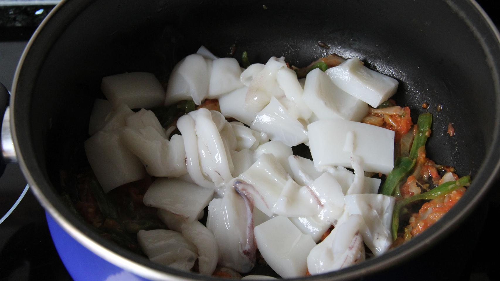 GUISO DE SEPIA CON ALCACHOFAS Y GUISANTES 04