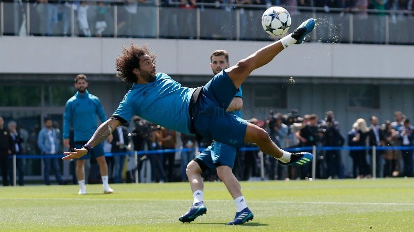 Marcelo realiza una chilena en el entrenamiento