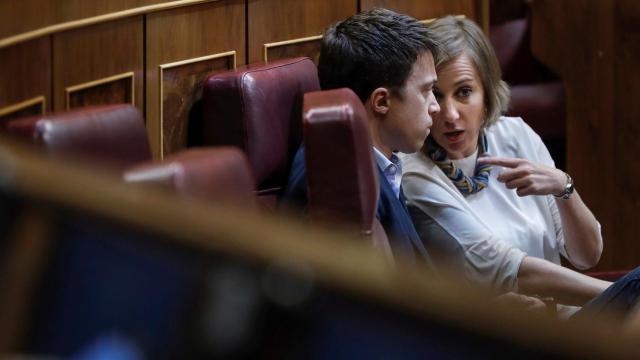 Tania Sánchez junto a Íñigo Errejón durante el debate de los Presupuestos.