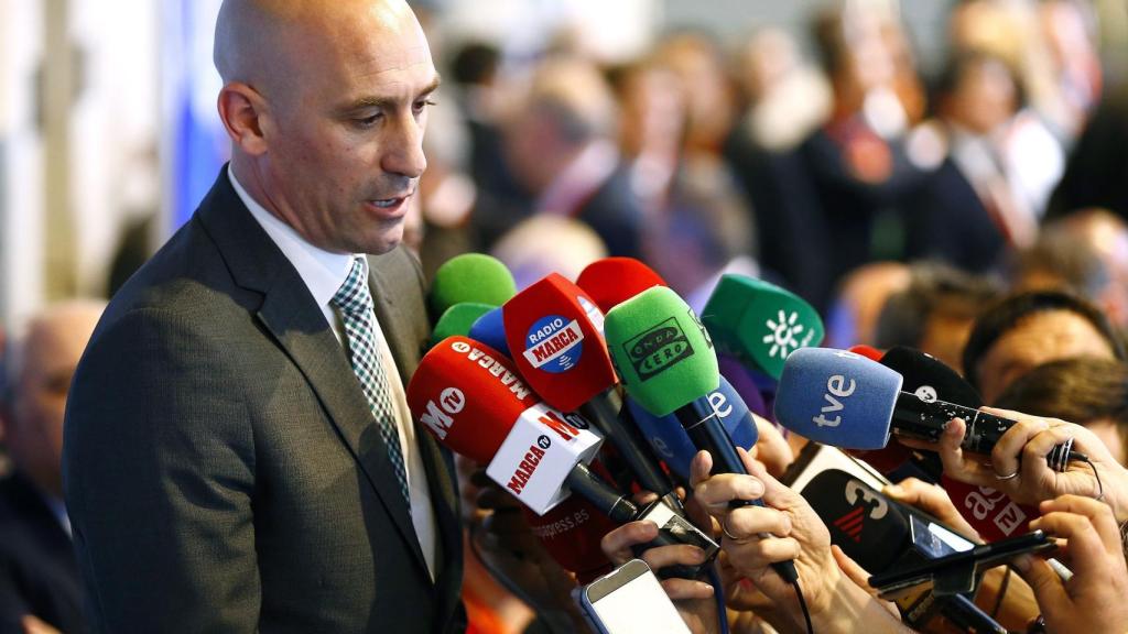 Rubiales atiende a los medios tras ser elegido presidente de la RFEF.