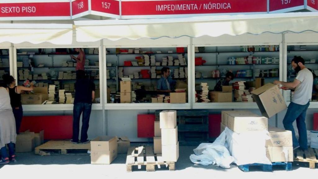 Los editores de Contexto preparando sus casetas en la Feria del Libro de Madrid.