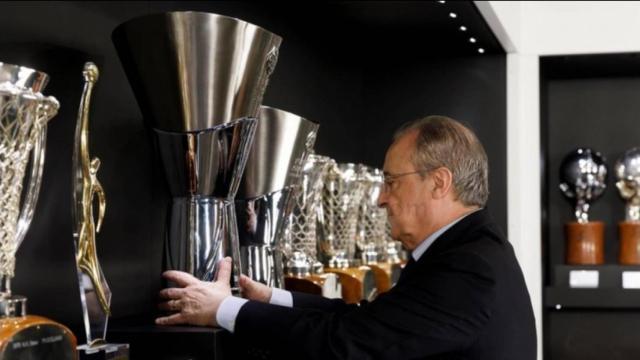 Florentino Pérez colocando La Décima en las vitrinas del Santiago Bernabéu