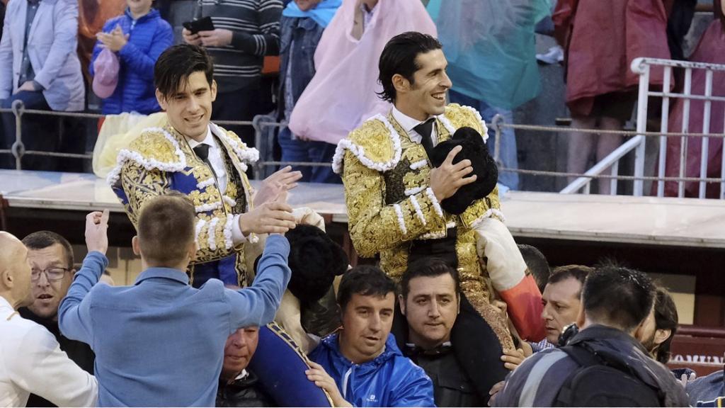 Talavante y López Simón, a hombros