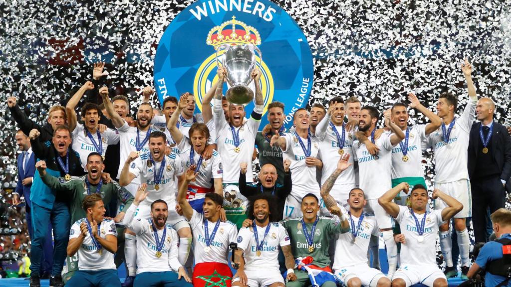 Sergio Ramos, en el momento en el que coge la Copa de Europa.