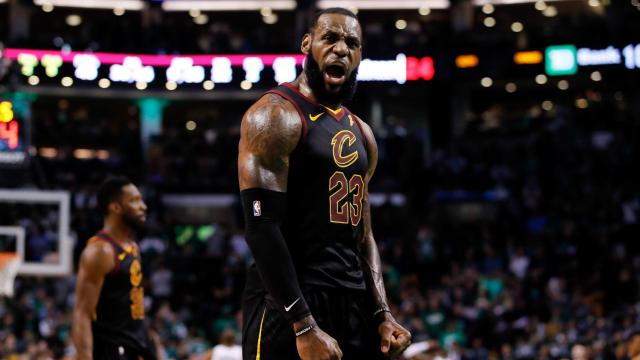 Lebron James celebra una canasta.