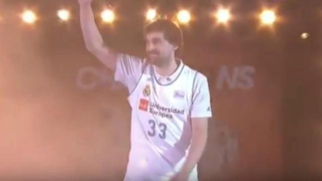 Llull, con la camiseta de Thompkins, en la celebración