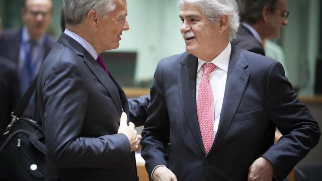 El ministro de Exteriores, Alfonso Dastis, conversa con su homólogo belga