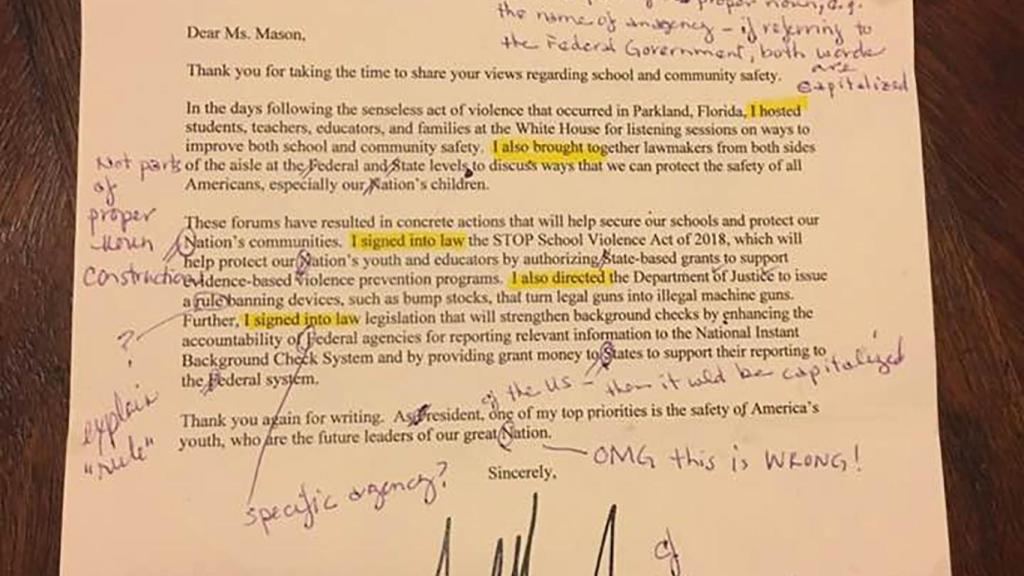 La carta corregida por la profesora.