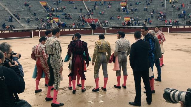 El matador Sánchez Vara y las cuadrillas comprueban el estado del ruedo