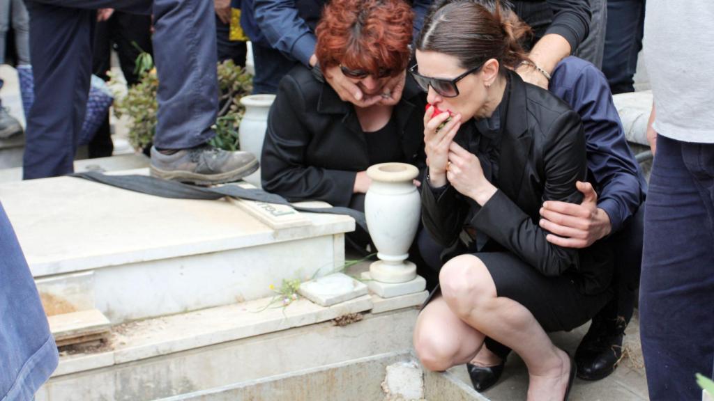 Raquel despidiéndose de Mario Biondo en su funeral.