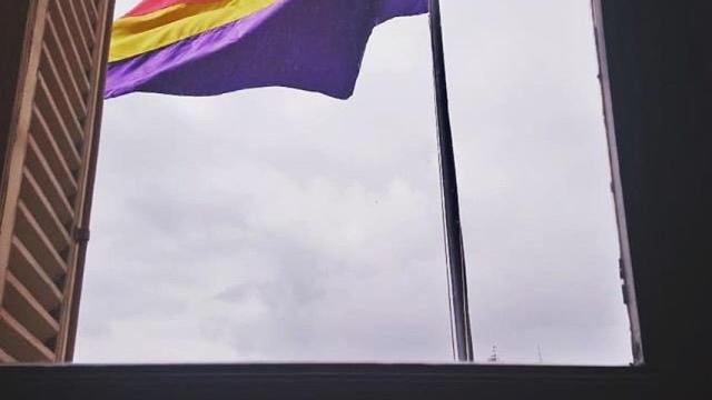 La bandera republicana ondea de nuevo en la Plaza Mayor de Salamanca.