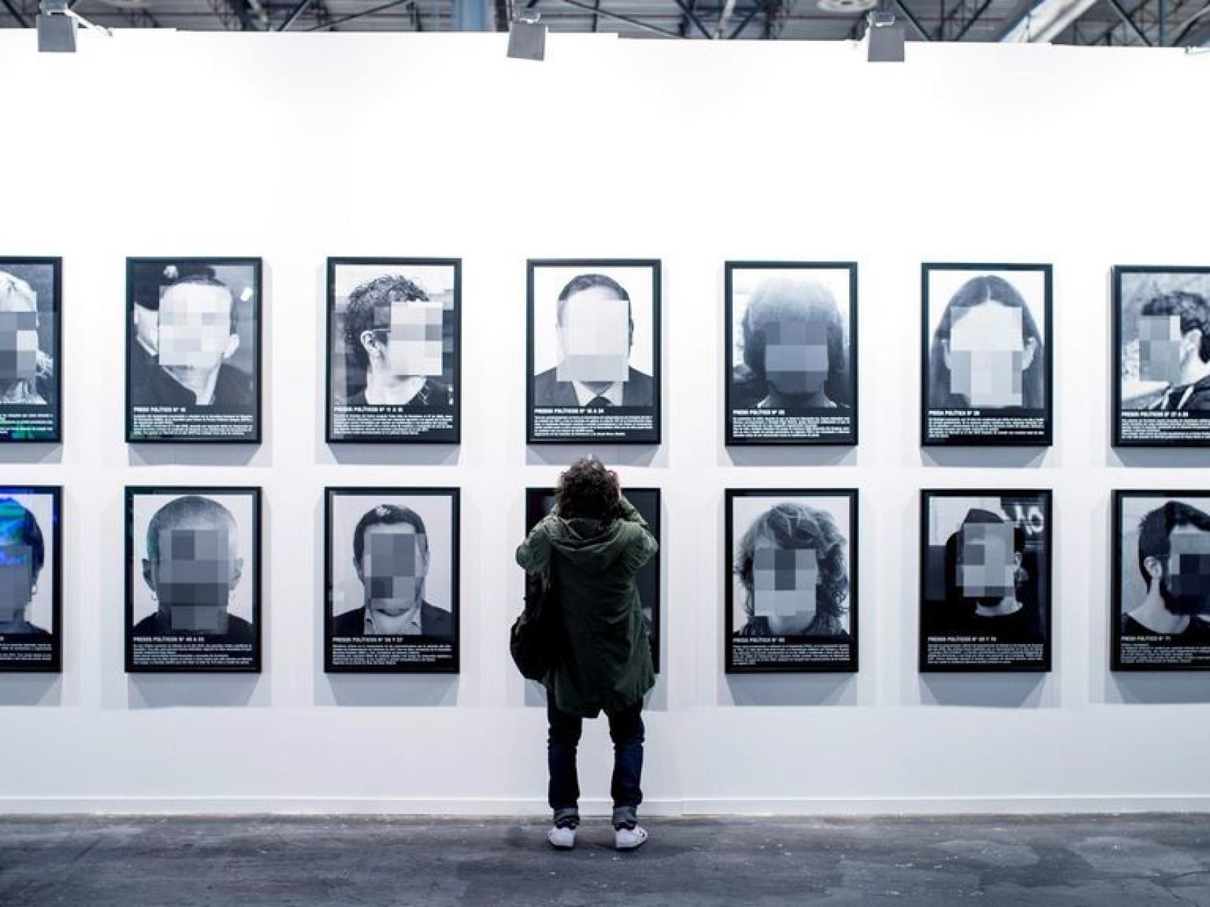 La obra de Santiago Sierra antes de ser descolgada de ARCO tras la censura.