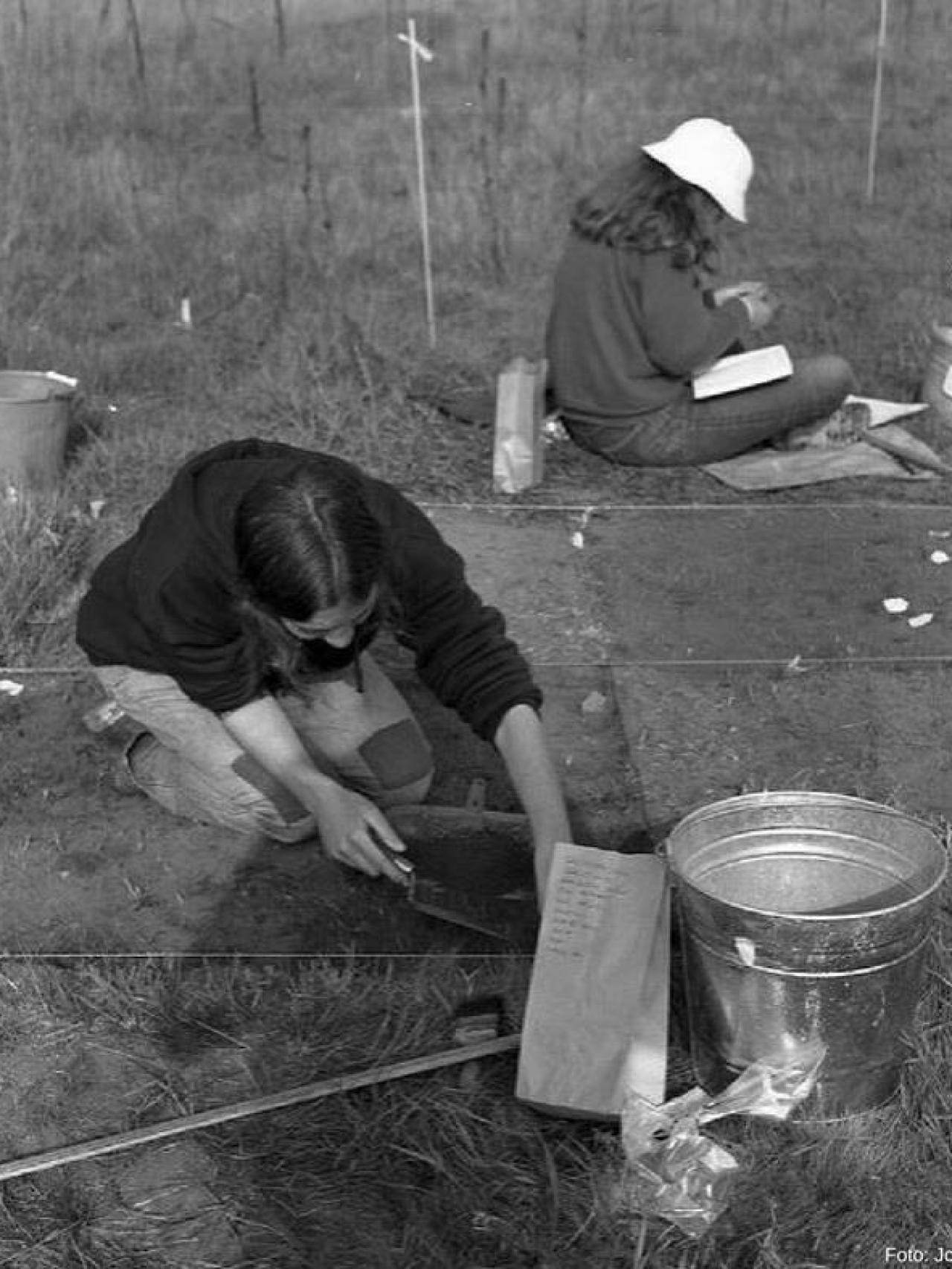 Unas arqueólogas en plena excavación.