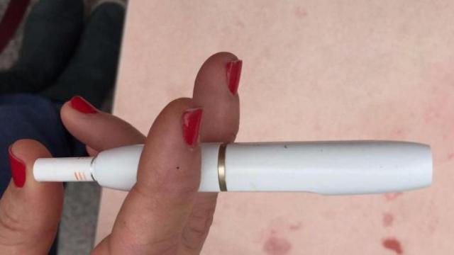 Una mujer consume tabaco calentado, en una imagen de archivo.