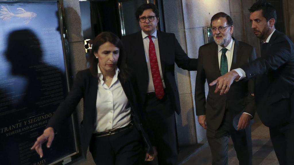 El expresidente del Gobierno, Mariano Rajoy, se dirige a su coche tras salir de un restaurante en Madrid.