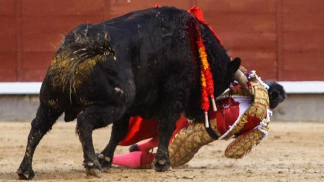 Cogida a Luis Bolívar, que se libró de la cornada por los pelos