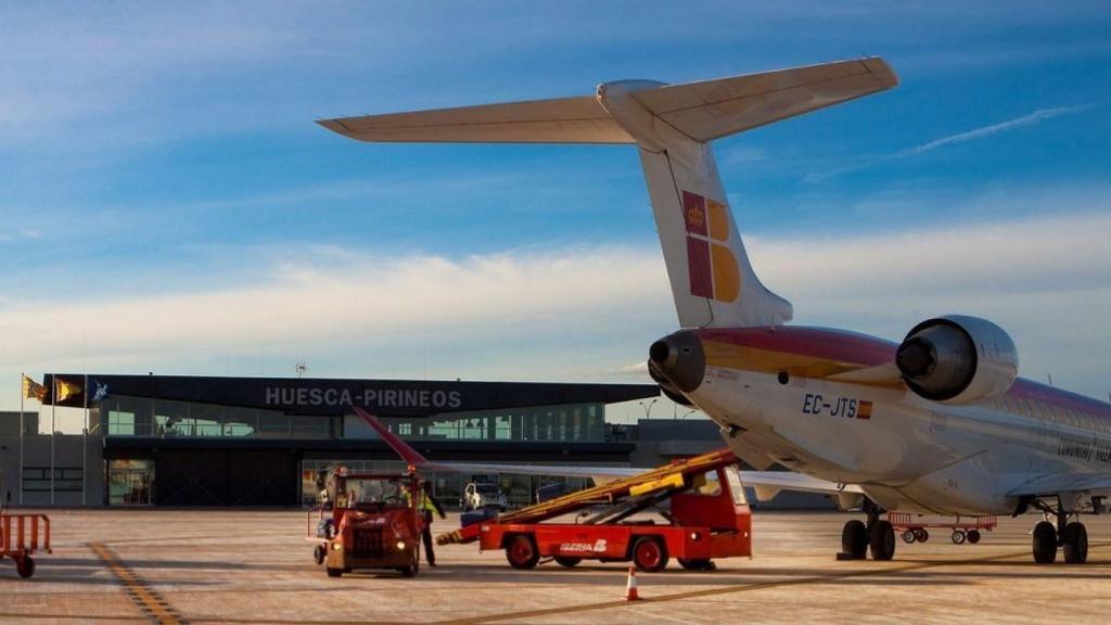 Exterior del aeropuerto de Huesca.