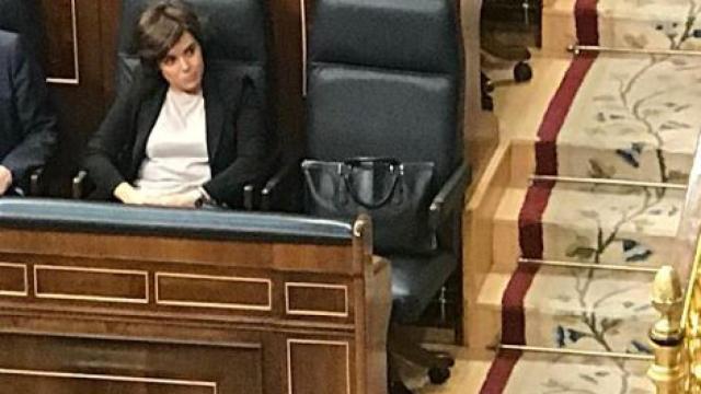 Soraya, sentada en el Congreso de los Diputados junto a su bolso.