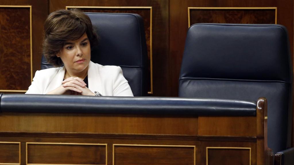 La vicepresidenta del Gobierno, Soraya Sáez de Santamaría, con el asiento vacío de Rajoy.