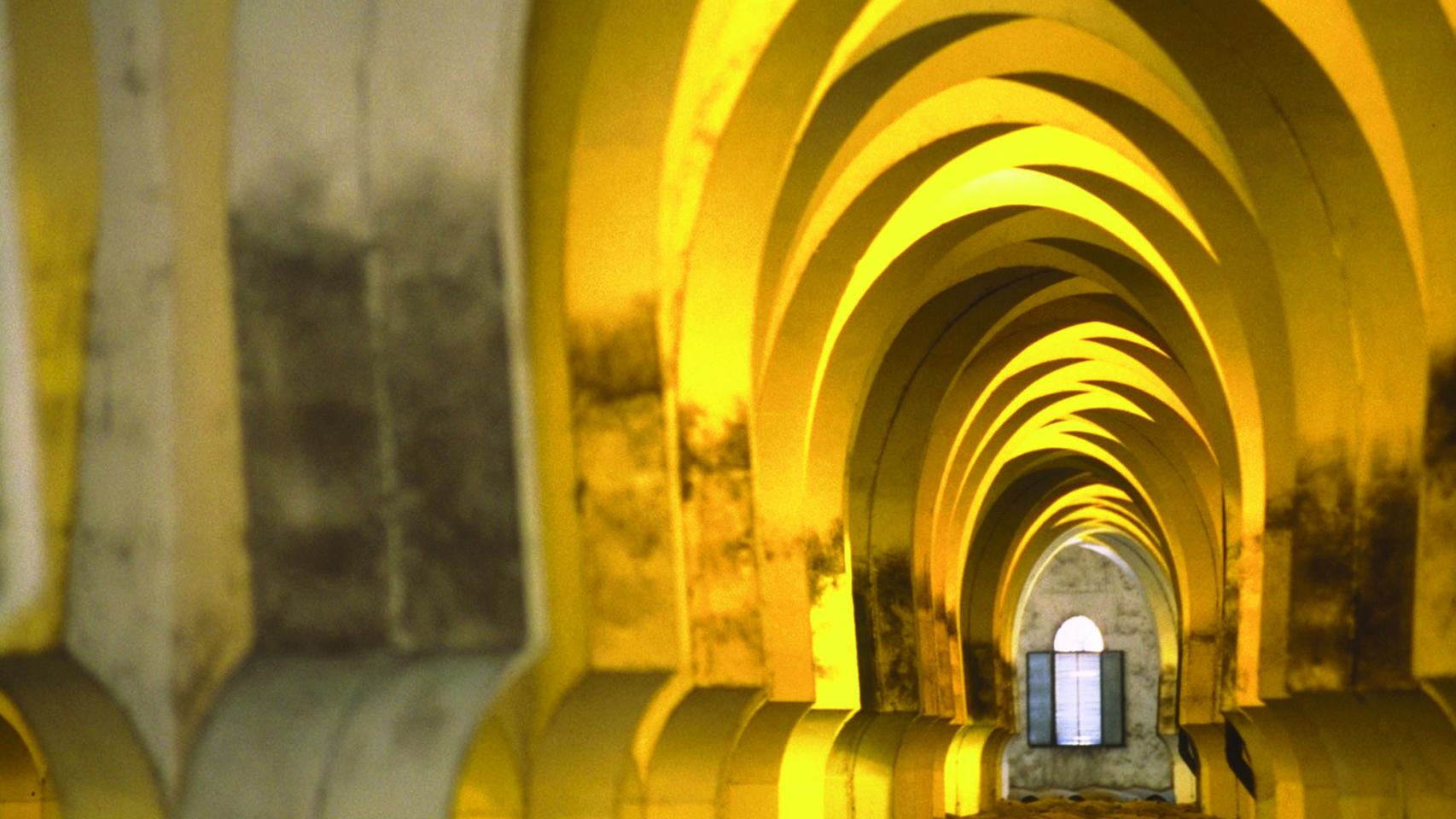 Arcada de la Gran Bodega de Domecq, apodada La Mezquita, por su parecido a la mezquita de Córdoba.