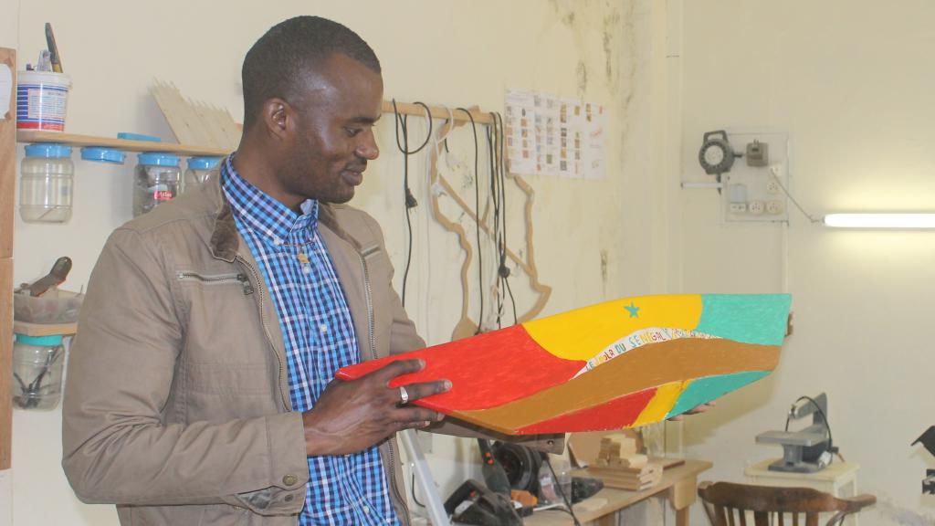 Modou Kane empezó con la construcción de un cayuco en miniatura para homenajear a sus compatriotas emigrantes.