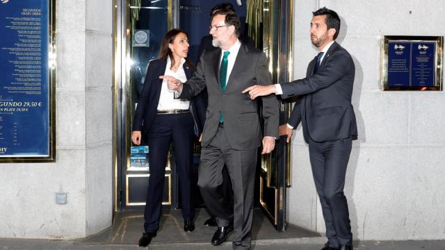 Rajoy abandona el Arahy después de pasar en él toda la tarde eludiendo la moción de censura.