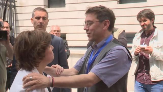 Sáenz de Santamaría y Monedero conversando a la salida del Congreso.