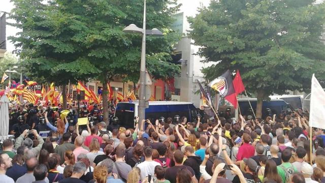 Momento en el que se encuentran los manifestantes de ambas tendencias.