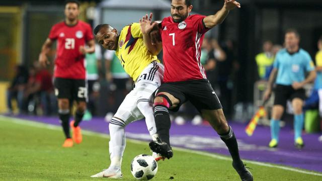 Izquierdo y Ahmed disputan un balón este viernes.