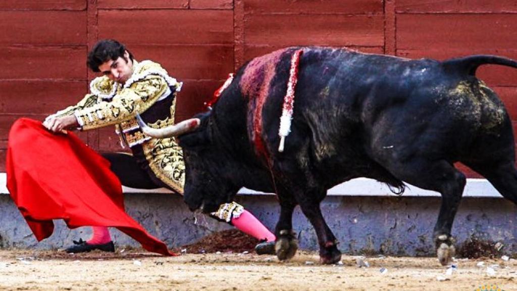 Ayudado de Cayetano al toro que cortó la oreja tan protestada
