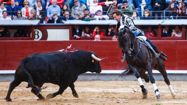 Pablo Hermoso clava una banderilla
