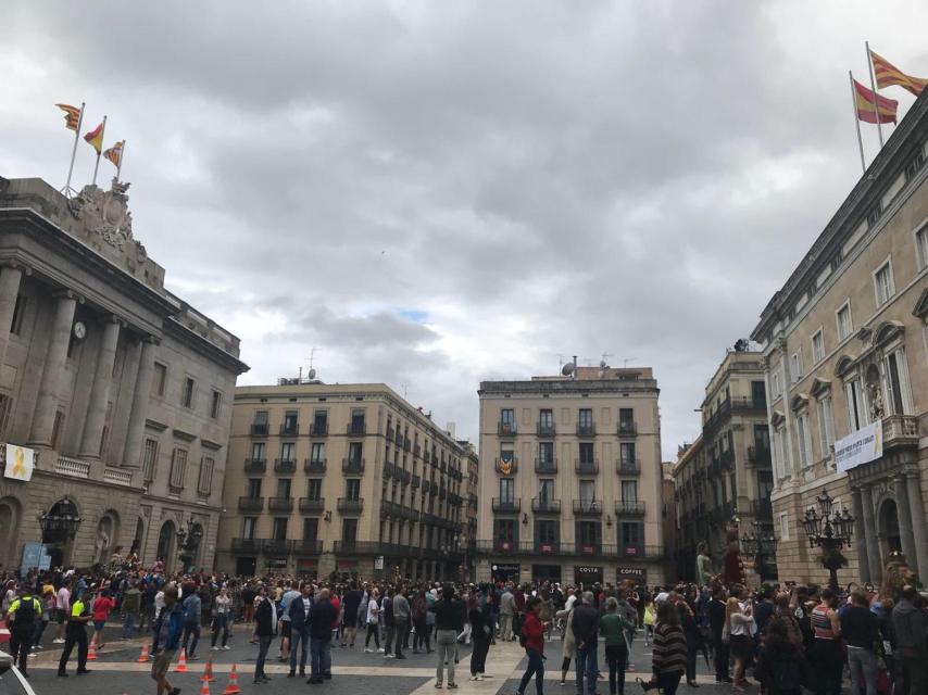 La plaza Sant Jaume, con el lazo en el balcón del Ayuntamiento y la pancarta en el de la Generalidad.