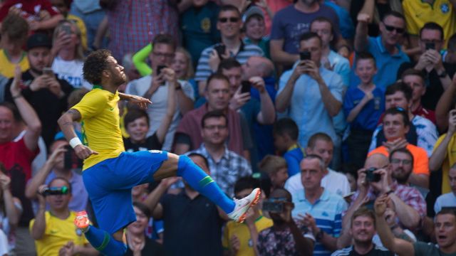 Neymar celebra su gol ante Croacia en el amistoso en Liverpool.