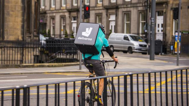 Un rider de Deliveroo, una de las plataformas de comida a domicilio.