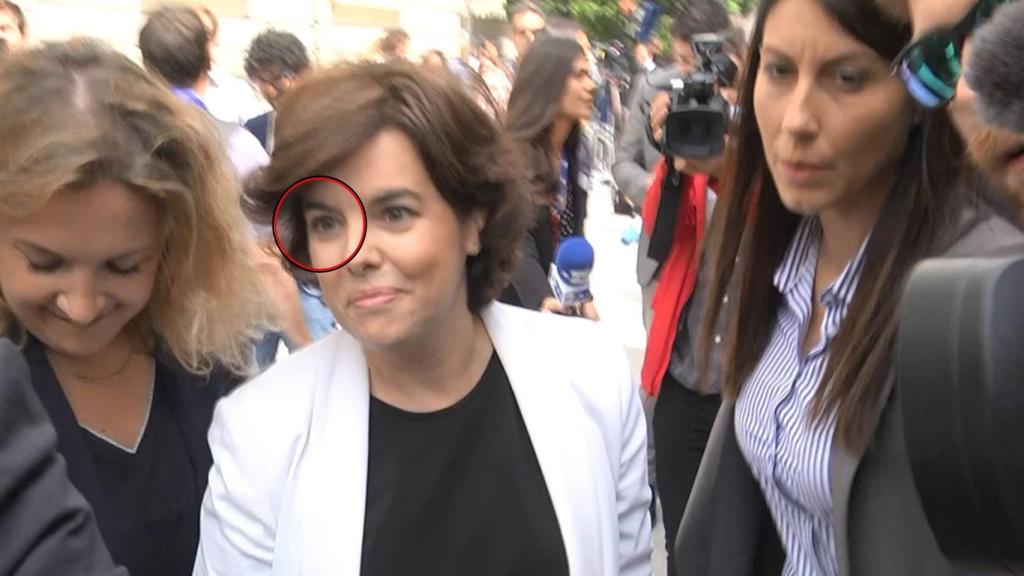La asimetría en el gesto de Soraya Sáenz de Santamaría tras el encontronazo.