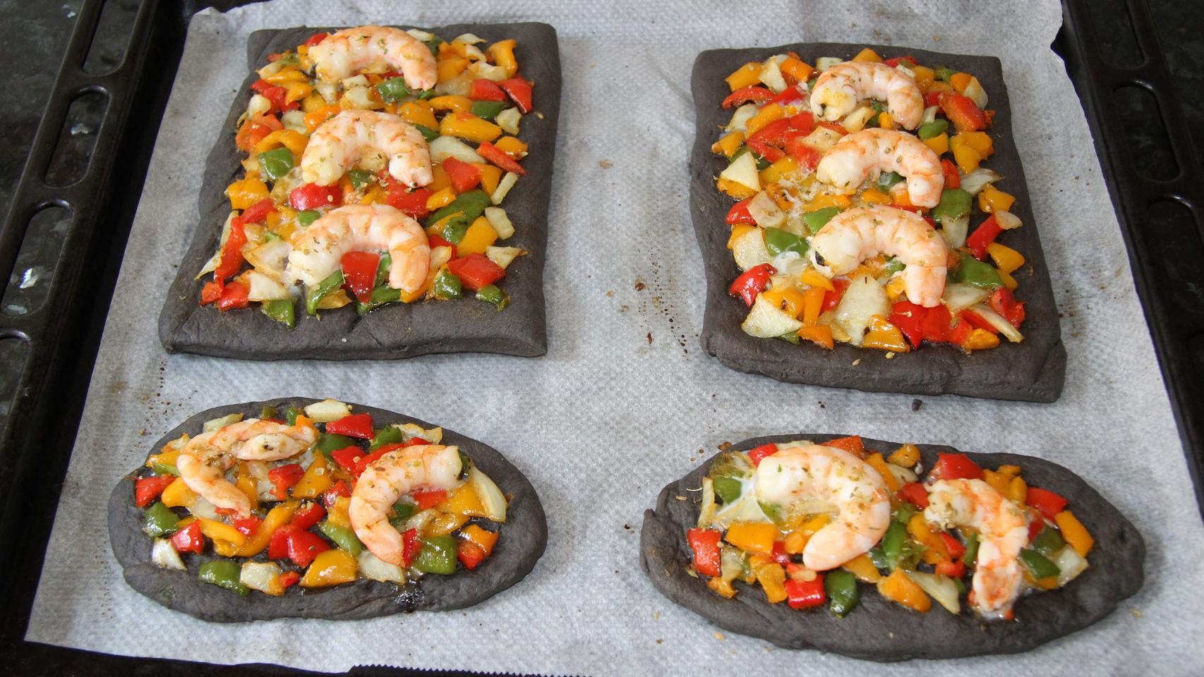 COCA NEGRA CON VERDURAS Y LANGOSTINOS CON TMX 13