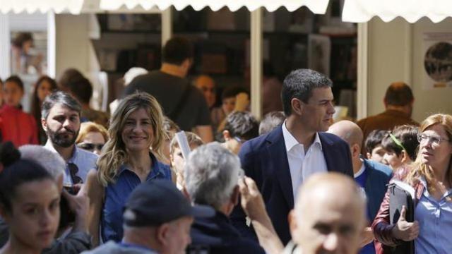 Begoña Gómez, Pedro Sánchez y Ana García D'atri en la Feria del Libro de Madrid, en 2016.