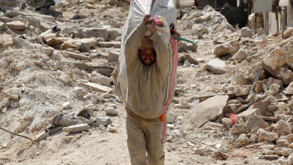 Los ciudadanos de Raqqa huyen de la ciudad