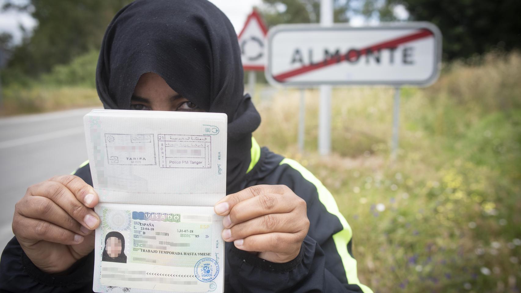 Fátima asegura que la empresa para la que trabaja la envía de vuelta a Marruecos junto a otro medio centenar de mujeres para evitar que sigan produciéndose denuncias.