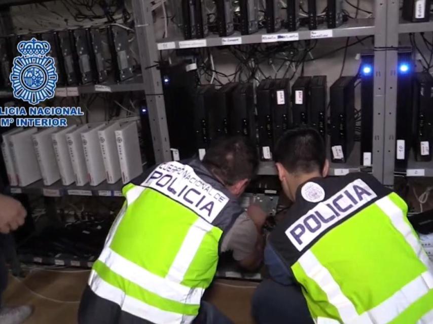 La Policía Nacional en el local de Barcelona durante la incautación.