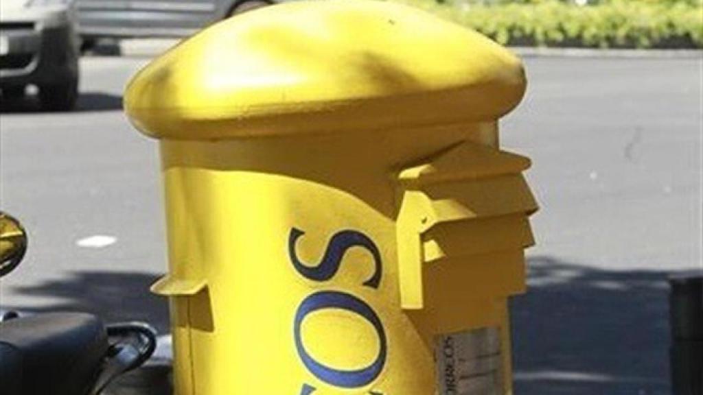 Un buzón de Correos en una ciudad española.
