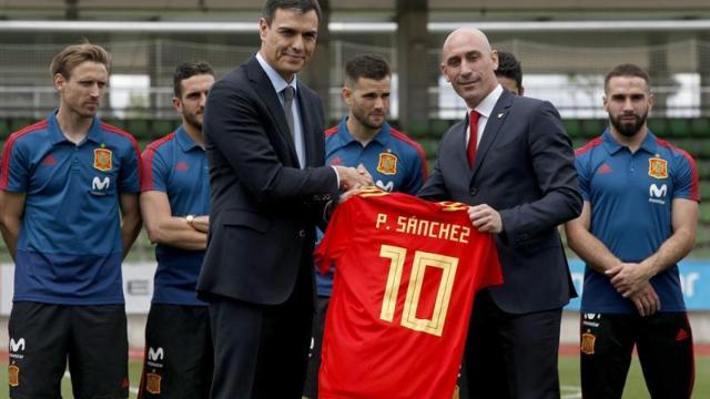 Pedro Sánchez despide a la selección junto a Luis Rubiales.