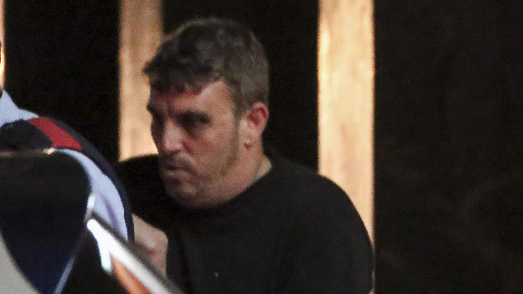 Joan López es conducido por los Mossos. Se aprecian lesiones, producto de la paliza que recibió cuando los tíos de Laia encontraron el cadáver de la niña