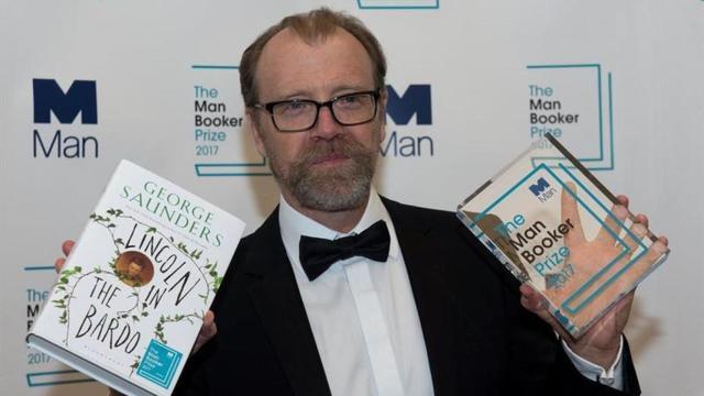 George Saunders con un premio literario.