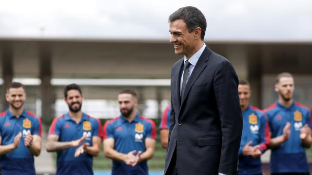 Pedro Sánchez en su visita a la selección, con De Gea al fondo.