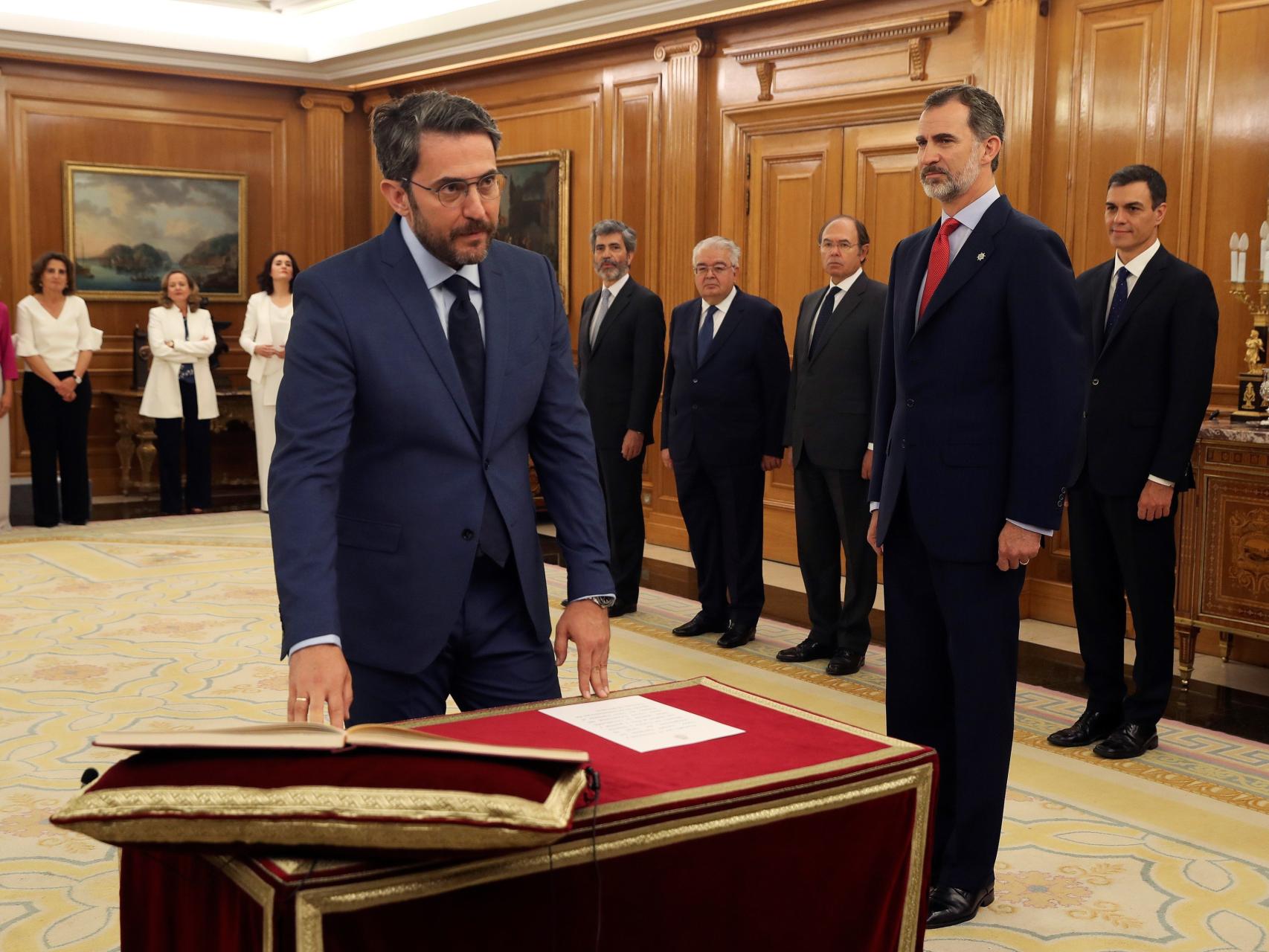 Máxim Huerta promete su cargo como ministro de Cultura y Deportes del Gobierno de Pedro Sánchez ante Felipe VI.